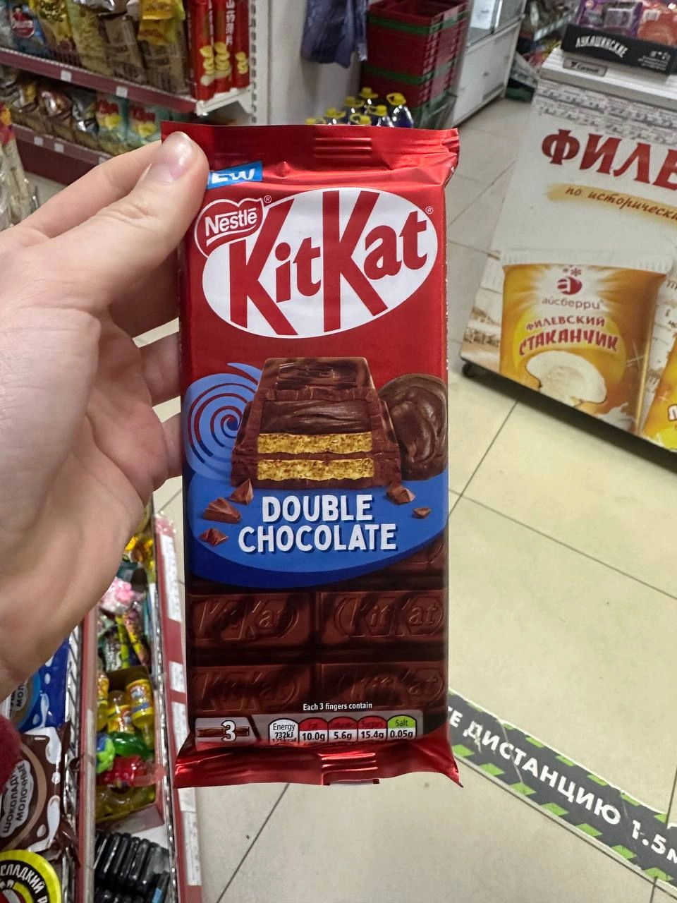 В Россию продолжают завозить редкий KitKat, на этот раз в магазинах заметили вафельно-шоколадные плитки. Доступно три вкуса: солёная карамель, двойной шоколад и лесной орех | Сетка — новая социальная сеть от hh.ru