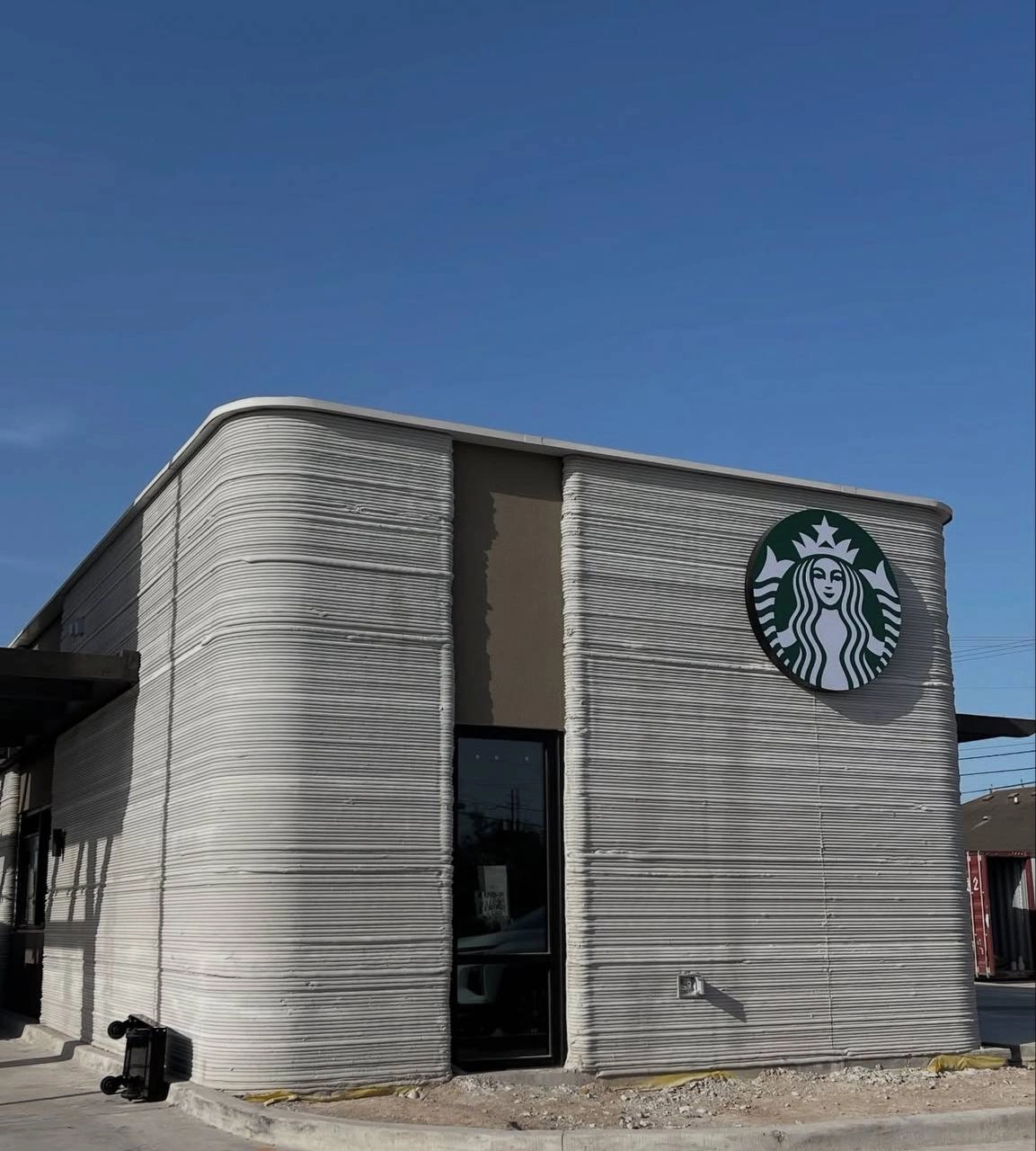 В Техасе строится первый в мире Starbucks, здание которого полностью напечатано на 3D-принтере. 
Новость не свежая, но «строительство» уже во всю в процессе, а в соцсетях светятся фотографии | Сетка — новая социальная сеть от hh.ru