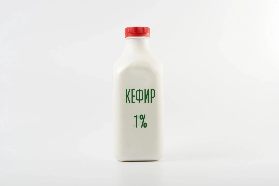 В российских магазинах нашли кефир с самым минималистичным дизайном. Ничего лишнего нет вообще!
Производит его компания «Красное знамя» из Великих Лук, и в соцсетях уже требуют дать дизайнеру премию | Сетка — новая социальная сеть от hh.ru