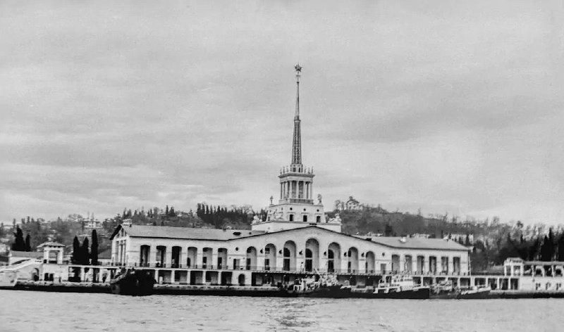 ✨ Морской вокзал Сочи — это не просто порт, а памятник архитектуры федерального значения, построенный в 1955 году архитекторами Каро Алабяном и Леонидом Карликом 🏛️💫
История его началась ещё в 30-х го... | Сетка — новая социальная сеть от hh.ru