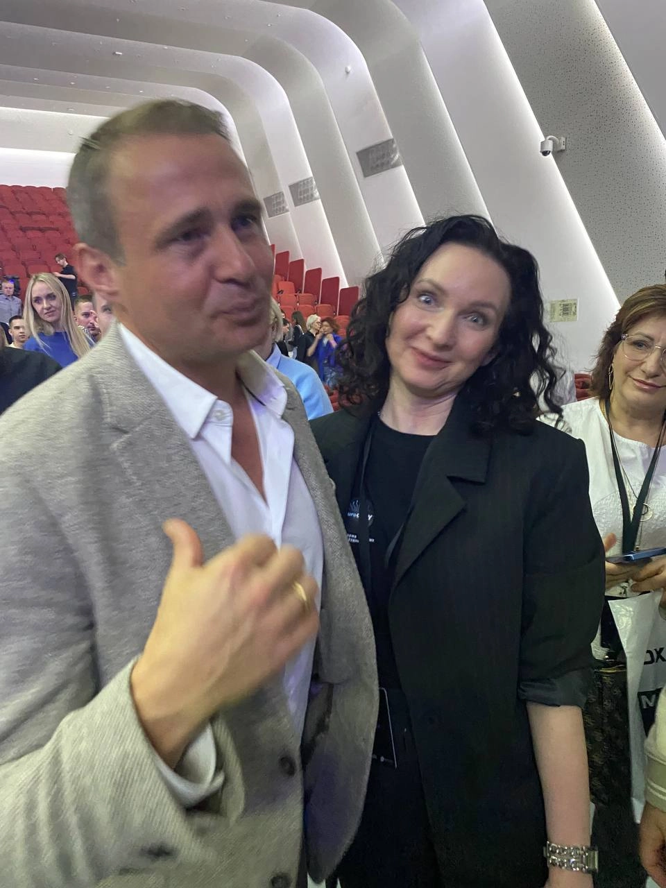 Это было мощно 🔥🔥🔥
С замиранием сердца я вчера вышла на сцену, больше всего боялась всяких технических неполадок. 
Поэтому заранее подошла к ребятам, спросила есть ли у них презентации спикеров | Сетка — новая социальная сеть от hh.ru