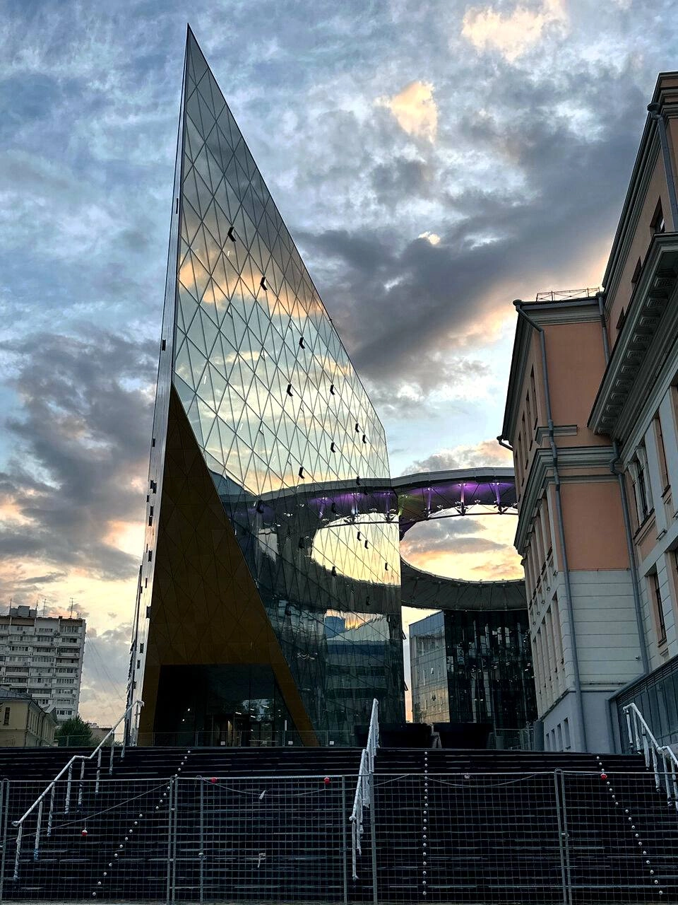 😍Интересная локация в Москве
Конгресс-холл МГТУ им. Н. Э. Баумана — настоящая «космическая станция» прямо в центре Москвы | Сетка — новая социальная сеть от hh.ru
