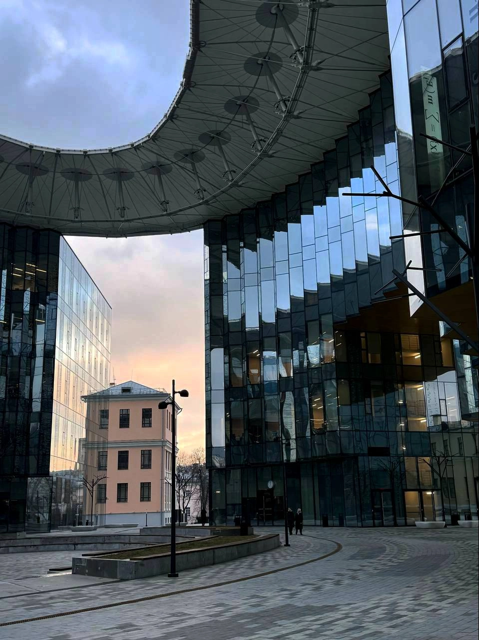 😍Интересная локация в Москве
Конгресс-холл МГТУ им. Н. Э. Баумана — настоящая «космическая станция» прямо в центре Москвы | Сетка — новая социальная сеть от hh.ru