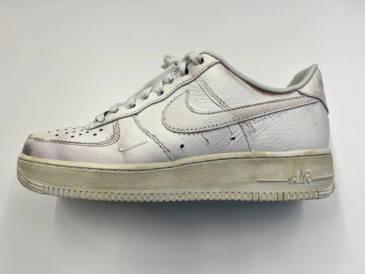 Nike выпустили грязные и поношенные кроссовки за 130 долларов. Это новая коллекция Dirty Triple White | Сетка — новая социальная сеть от hh.ru
