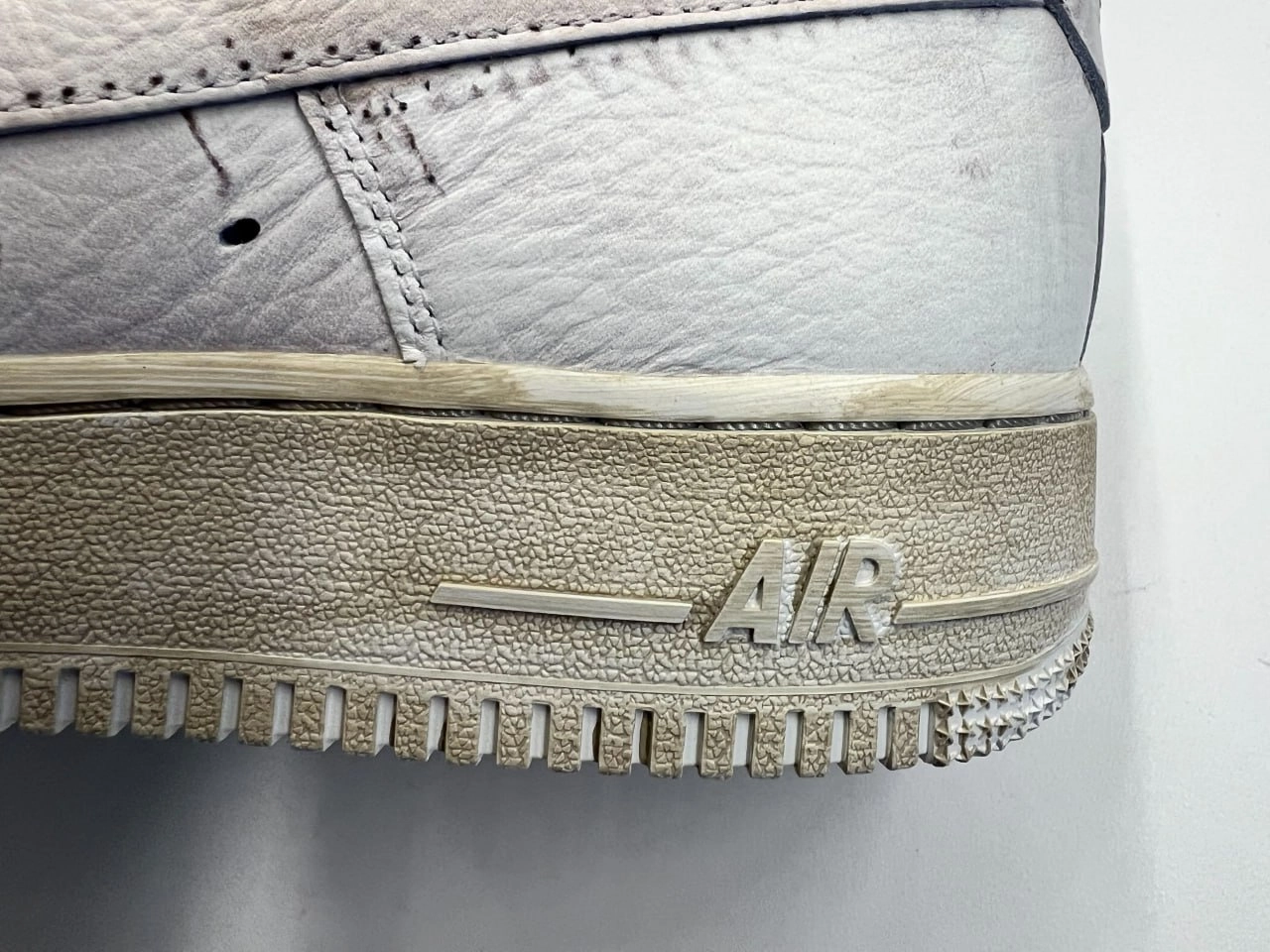Nike выпустили грязные и поношенные кроссовки за 130 долларов. Это новая коллекция Dirty Triple White | Сетка — новая социальная сеть от hh.ru