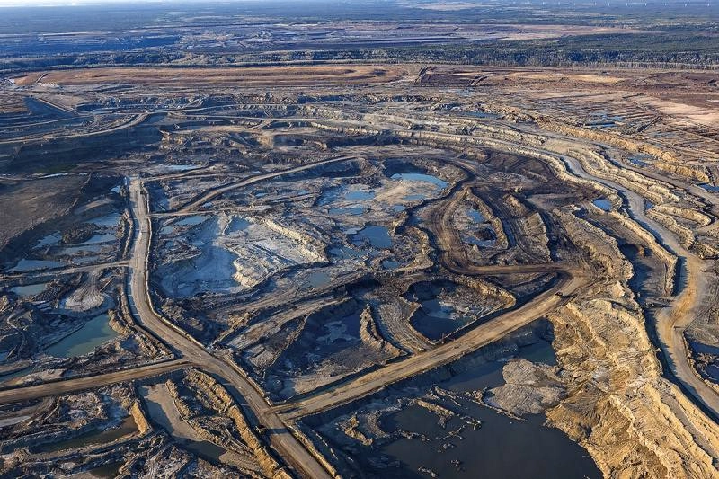 Крупнейший гидравлический экскаватор Komatsu PC9000 запущен в работу на месторождении нефтяных песков компании Suncor в Канаде, провинция Альберта | Сетка — новая социальная сеть от hh.ru