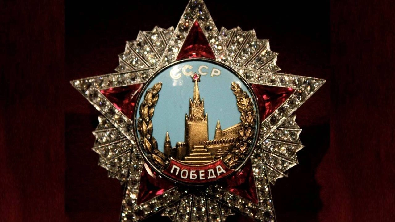 Одним из направлений развития ювелирного дела в военное время было производство орденов и медалей. 
Среди советских военных наград были действительно шедевры ювелирного искусства | Сетка — новая социальная сеть от hh.ru