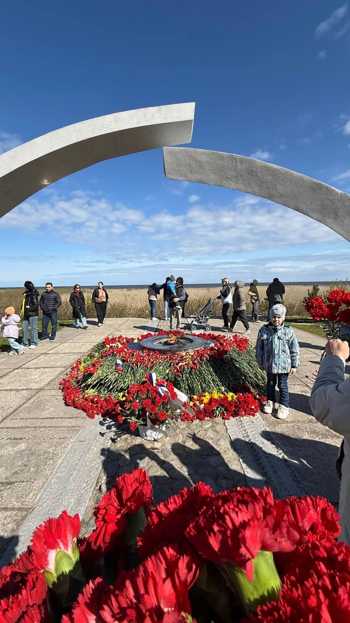 Сегодня днем как и тысячи других россиян приехал к Разорванному кольцу, дабы возложить цветы у Вечного огня | Сетка — новая социальная сеть от hh.ru