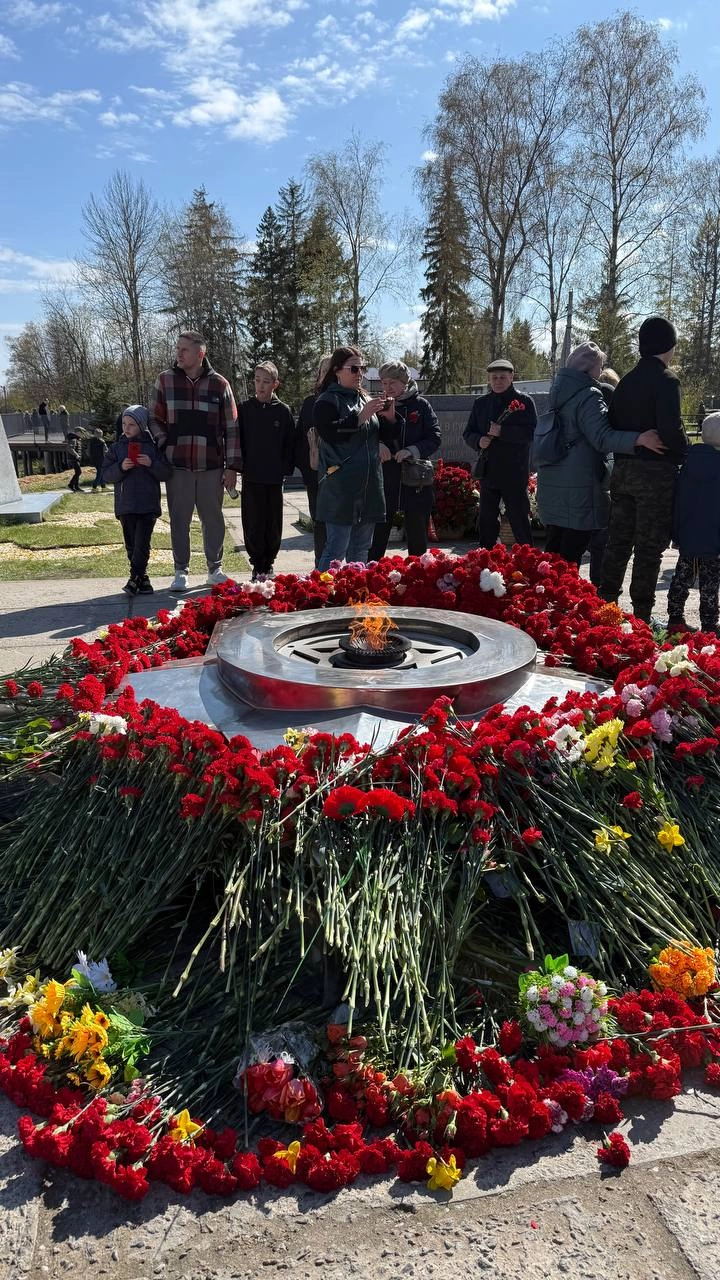 Сегодня днем как и тысячи других россиян приехал к Разорванному кольцу, дабы возложить цветы у Вечного огня | Сетка — новая социальная сеть от hh.ru