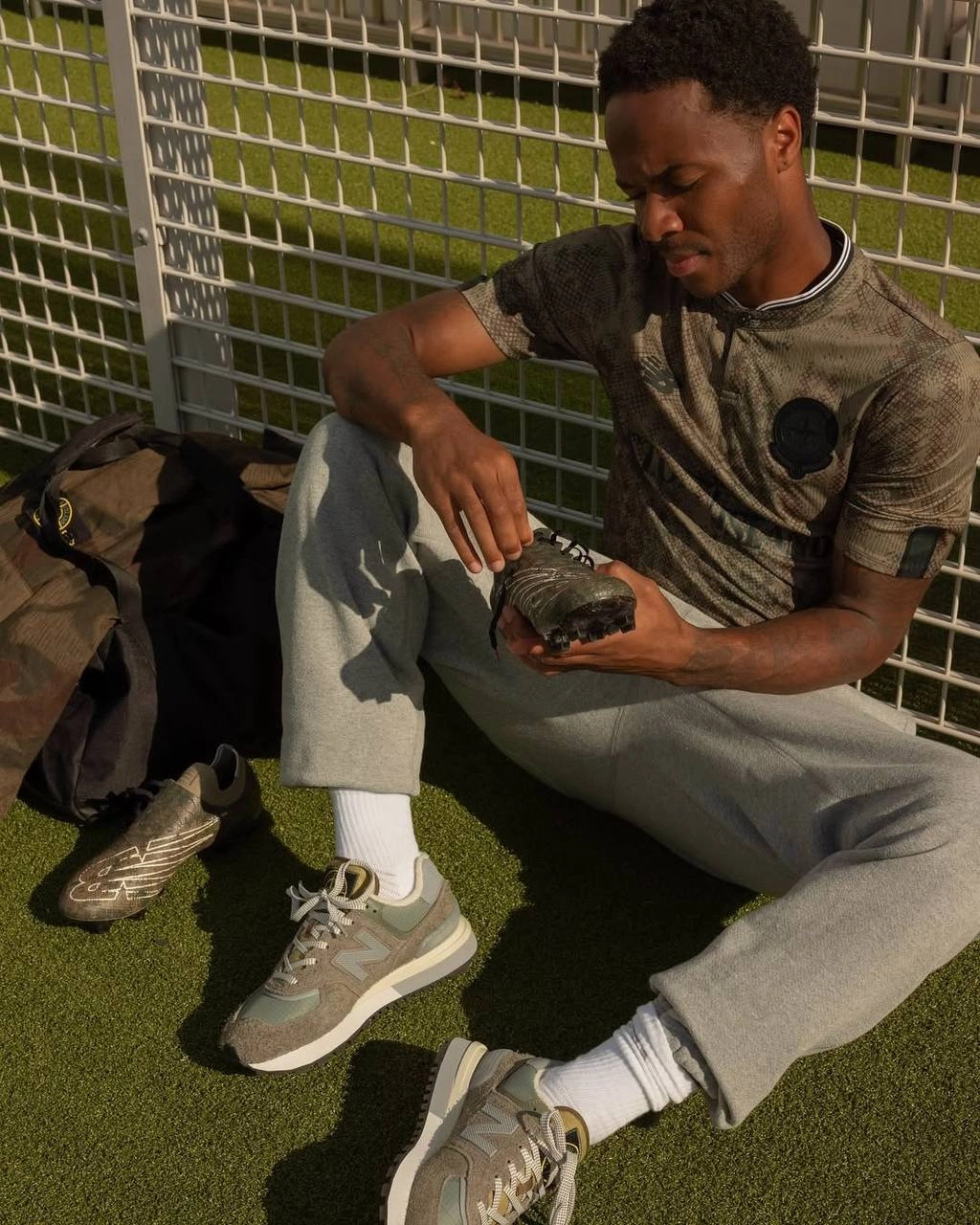 #Артем Не ждали?
Пополнение в копилку нежданных коллабов. New Balance выкатили совместные футбольные бутсы вместе с культовым брендом одежды Stone Island | Сетка — новая социальная сеть от hh.ru