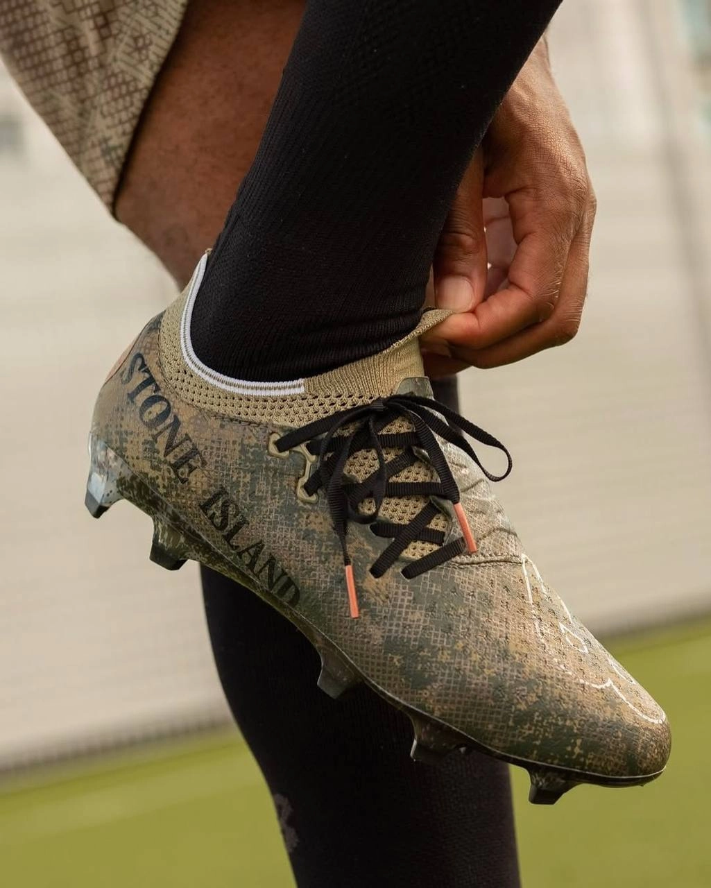 #Артем Не ждали?
Пополнение в копилку нежданных коллабов. New Balance выкатили совместные футбольные бутсы вместе с культовым брендом одежды Stone Island | Сетка — новая социальная сеть от hh.ru