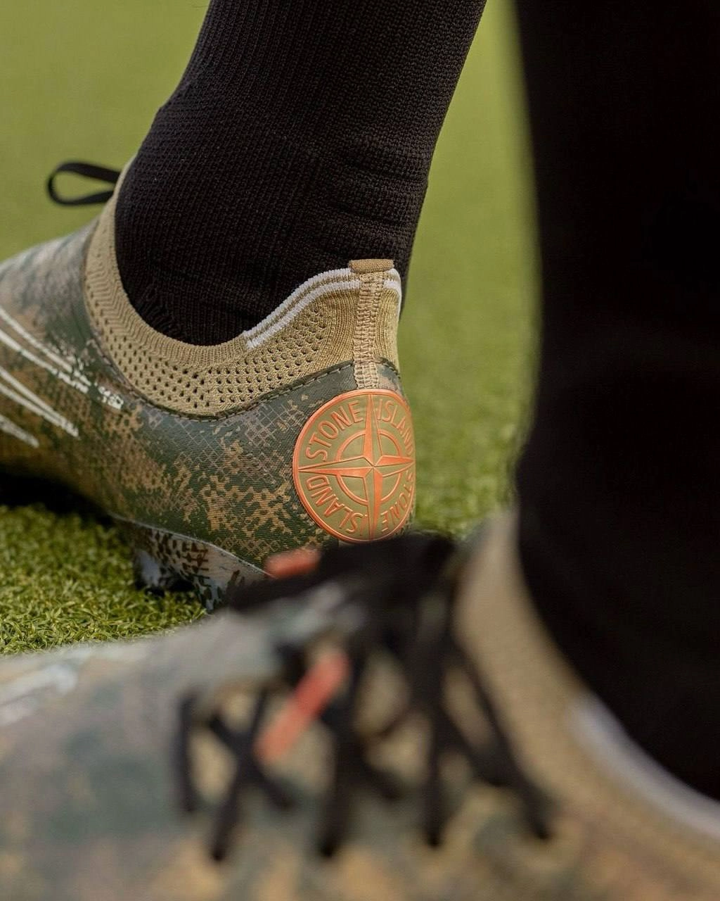 #Артем Не ждали?
Пополнение в копилку нежданных коллабов. New Balance выкатили совместные футбольные бутсы вместе с культовым брендом одежды Stone Island | Сетка — новая социальная сеть от hh.ru