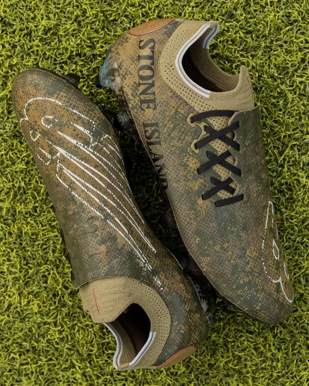 #Артем Не ждали?
Пополнение в копилку нежданных коллабов. New Balance выкатили совместные футбольные бутсы вместе с культовым брендом одежды Stone Island | Сетка — новая социальная сеть от hh.ru