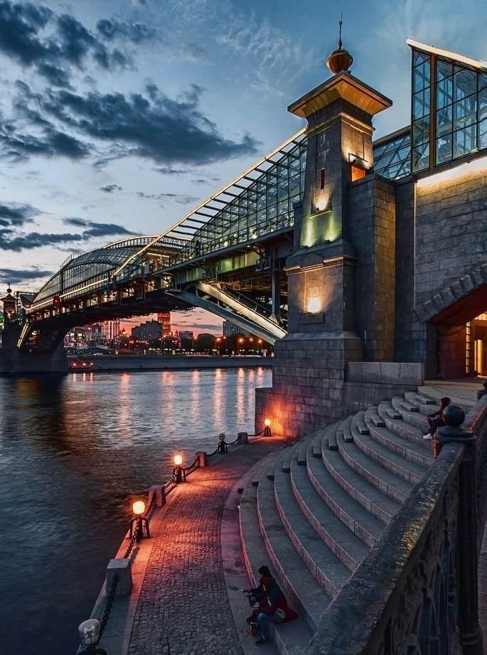 🌉Красивые мосты в Москве для вечерней прогулки
Московские прогулки приносят радость многим горожанам и гостям столицы | Сетка — новая социальная сеть от hh.ru