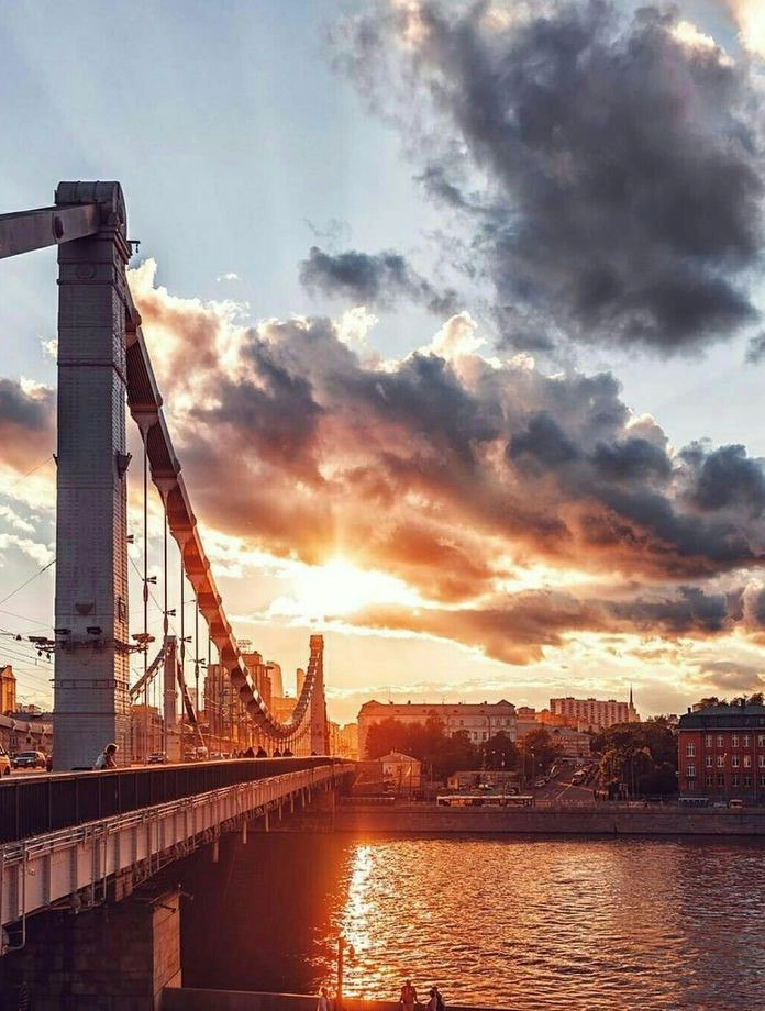 🌉Красивые мосты в Москве для вечерней прогулки
Московские прогулки приносят радость многим горожанам и гостям столицы | Сетка — новая социальная сеть от hh.ru