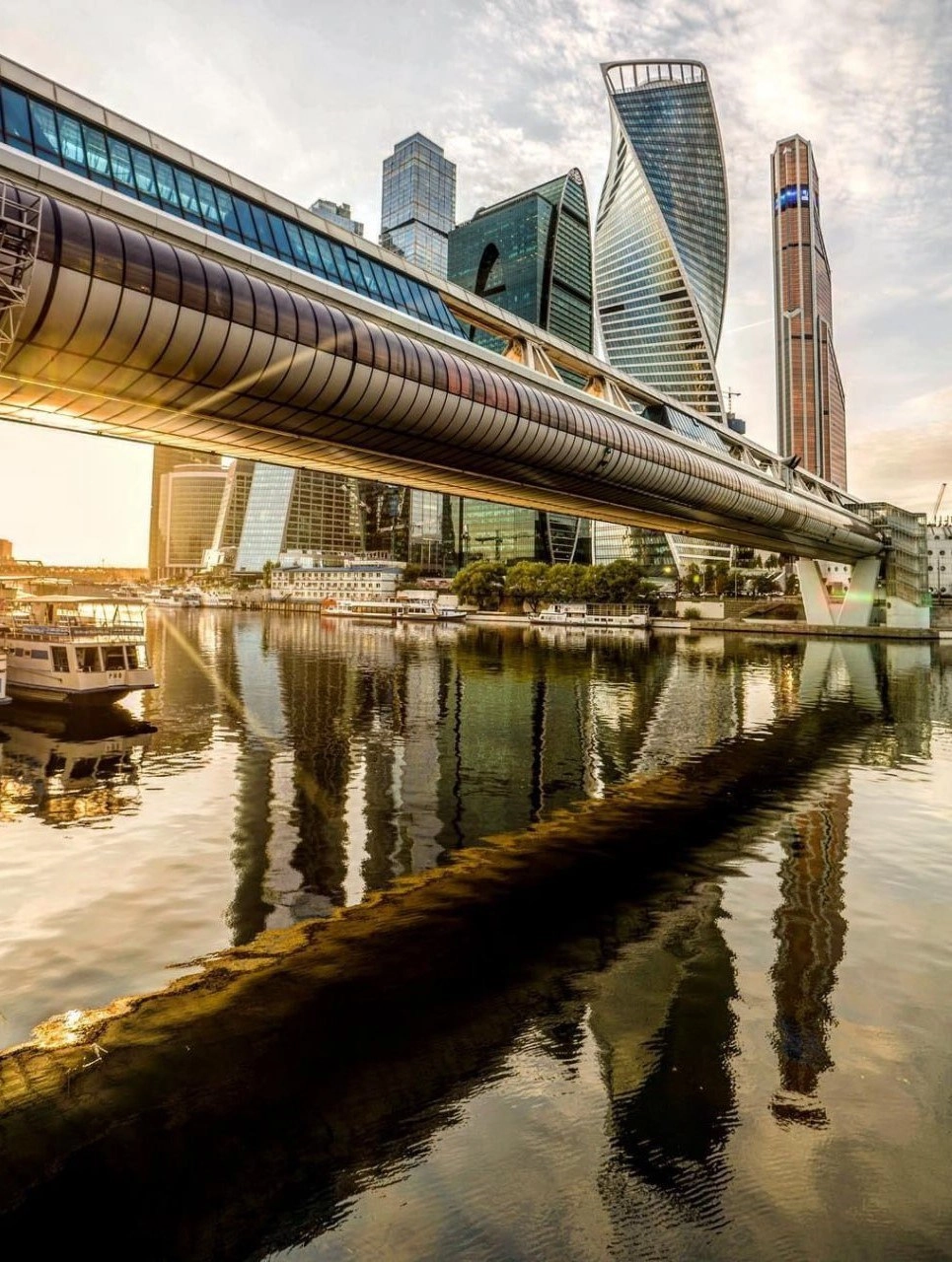 🌉Красивые мосты в Москве для вечерней прогулки
Московские прогулки приносят радость многим горожанам и гостям столицы | Сетка — новая социальная сеть от hh.ru