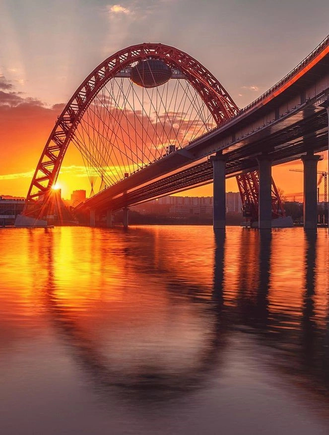 🌉Красивые мосты в Москве для вечерней прогулки
Московские прогулки приносят радость многим горожанам и гостям столицы | Сетка — новая социальная сеть от hh.ru