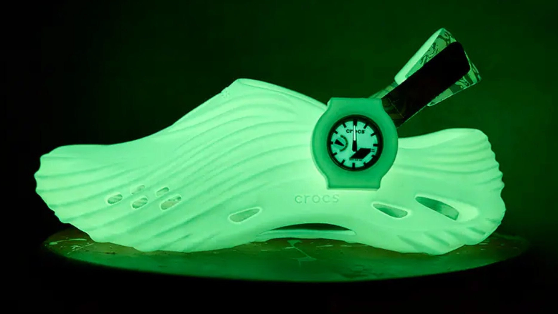 Crocs и Casio сделали дикий коллаб — сабо со встроенными G-SHOCK. 
Да, прямо в обувь вмонтированы часы GA-2100, которые при желании можно вытащить и носить как обычные на руке | Сетка — новая социальная сеть от hh.ru