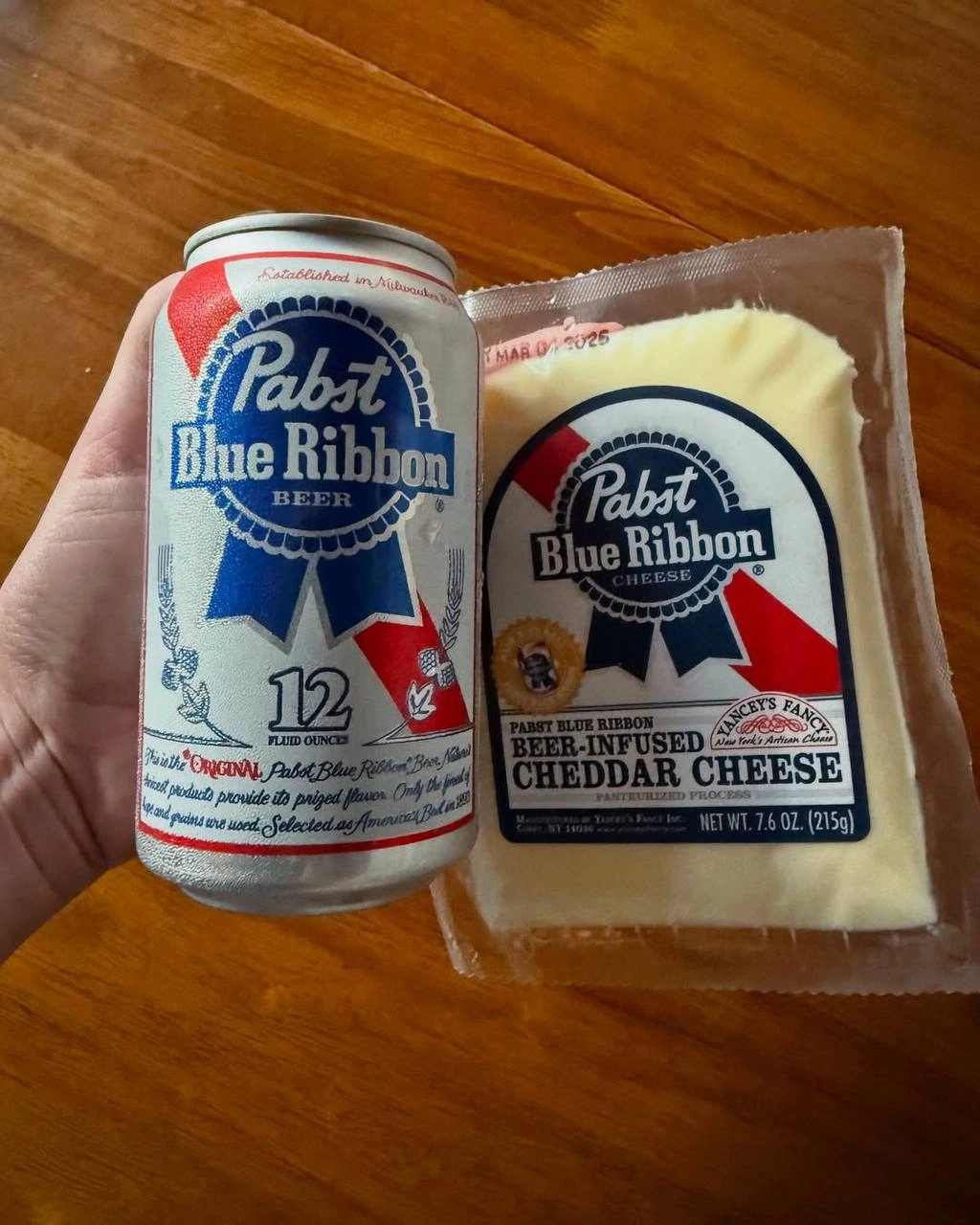 Лол, пивной СЫР выпустил американский пивоварный бренд Pabst Blue Ribbon. Это чеддер, в который буквально влили пенное при процессе приготовления.
Когда уже там пивной торт? 🍺 | Сетка — новая социальная сеть от hh.ru