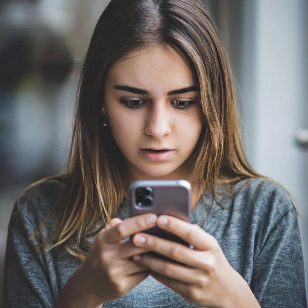 Если ты устала носить чужую жизнь в своих руках
ЭВОЛЮЦИЯ РАЗУМА (Yandex.Zen)
Ты просыпаешься, и первое, что чувствуешь — тяжесть. Как будто на груди лежит камень | Сетка — социальная сеть от hh.ru