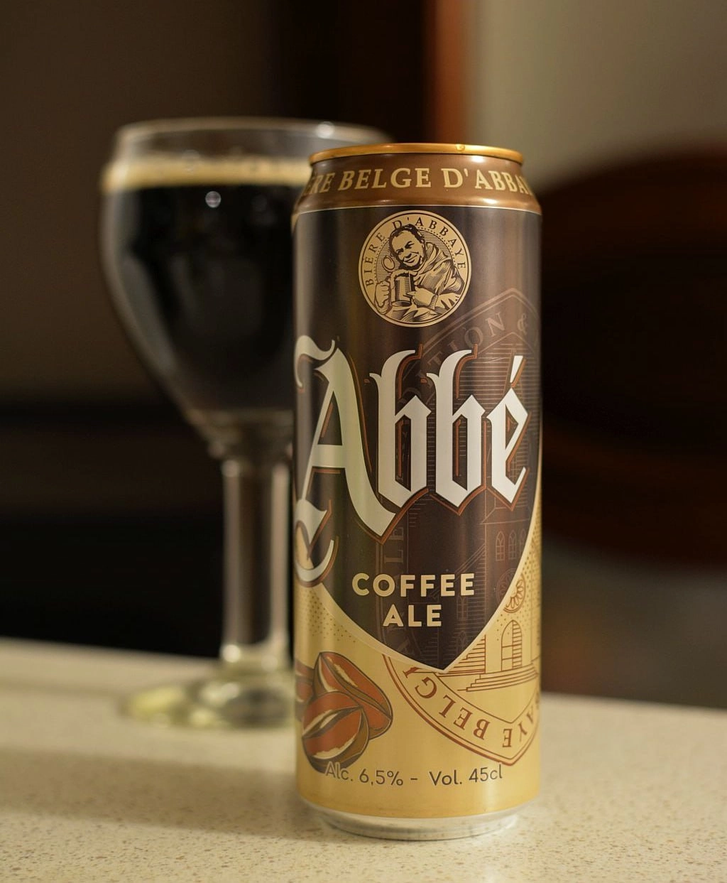В России выпустили кофейный эль. Abbe Coffee Ale даёт сливочно-кофейный вкус и кондитерский аромат. Дегустаторы говорят, что это настоящее десертное пиво — одной баночки будет более чем достаточно | Сетка — новая социальная сеть от hh.ru