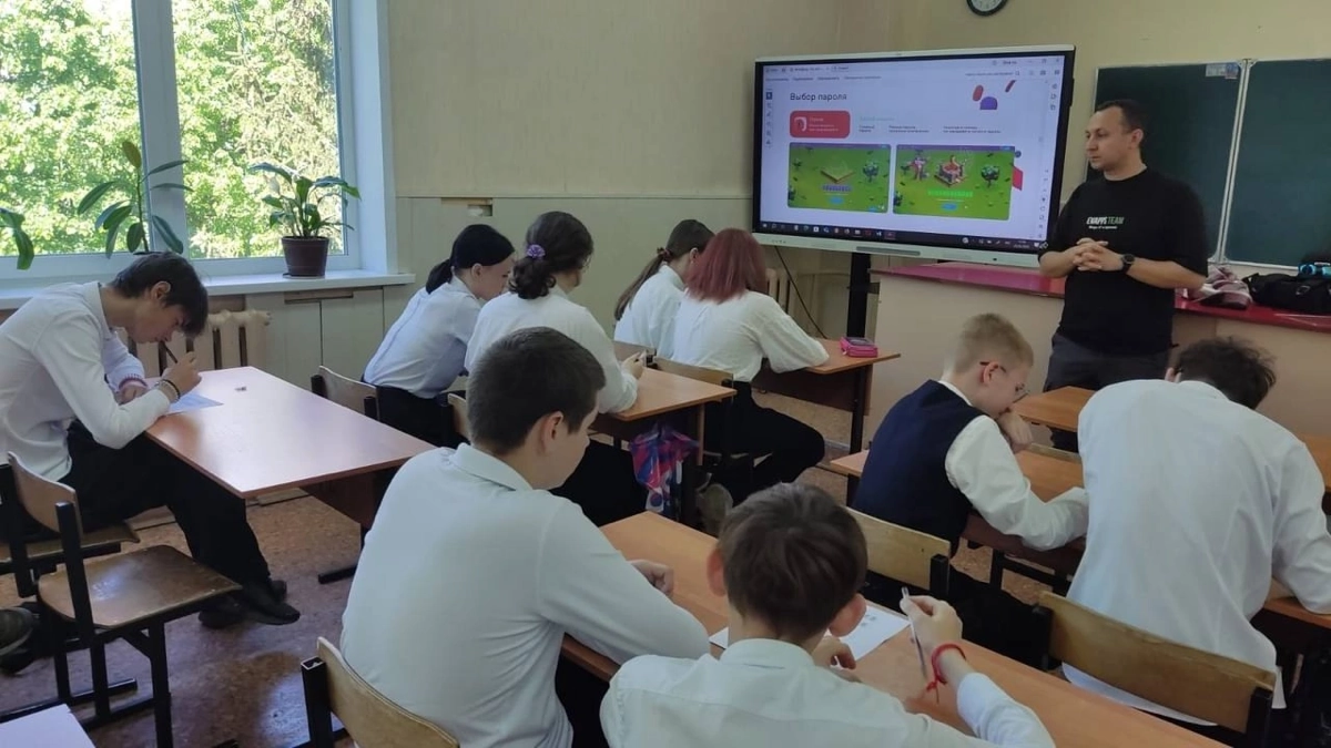 Как защитить себя в интернете? Урок цифровой грамотности от нашего эксперта!
Урок Цифры – федеральный проект от Минцифры и министерства образования, его задача том, чтобы представители ИТ-компаний вые... | Сетка — новая социальная сеть от hh.ru