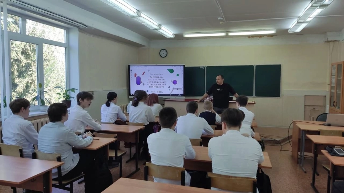 Как защитить себя в интернете? Урок цифровой грамотности от нашего эксперта!
Урок Цифры – федеральный проект от Минцифры и министерства образования, его задача том, чтобы представители ИТ-компаний вые... | Сетка — новая социальная сеть от hh.ru