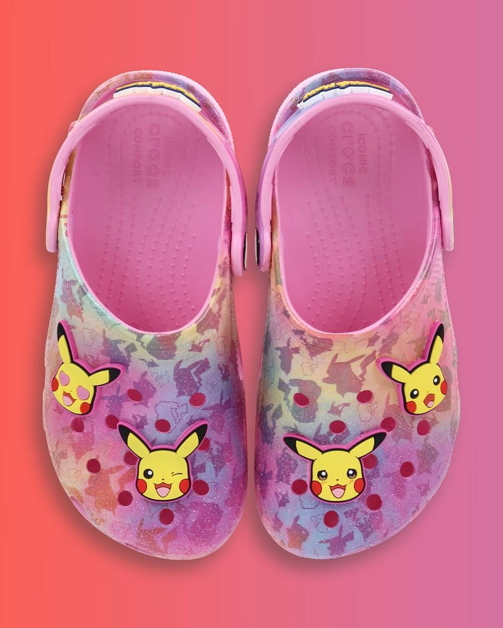 Ооо, Crocs выпустят клогги с БЛЕСТКАМИ и покемонами. В линейке будут розовые и черные клогги, выполненные в стилистике и с деталями мульта, а также джиббитсы с персонажами | Сетка — новая социальная сеть от hh.ru