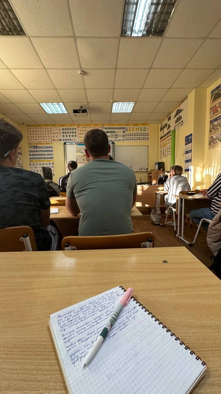 Царь теперь еще одновременно и студент 🤣
Решил я на старости лет 😀 получить права категории А. Когда-то совершил ошибку и не получил. Потом вроде не особо и вспоминал | Сетка — новая социальная сеть от hh.ru
