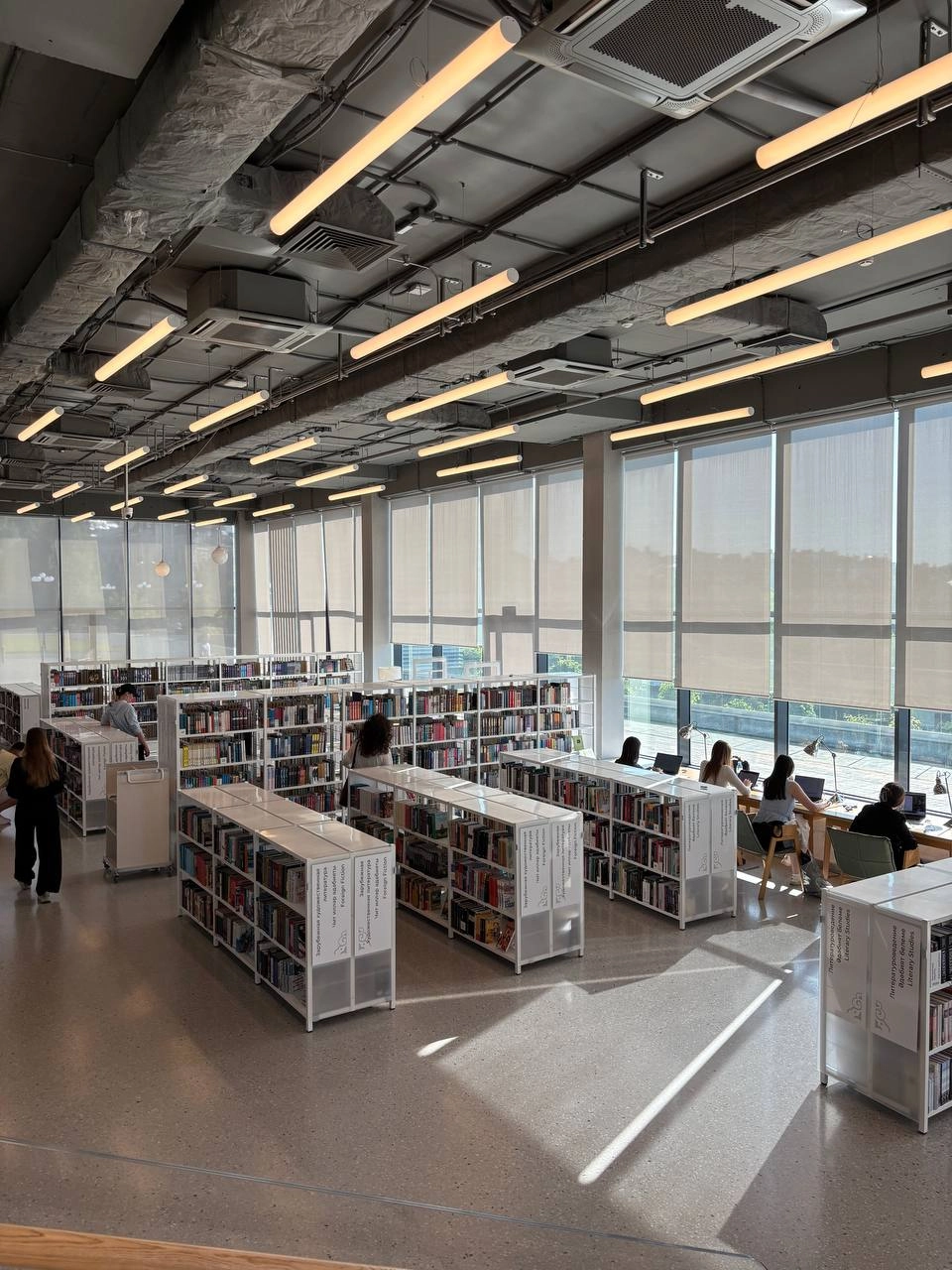 Подписные издания в Питере принято считать эталоном книжного магазина в нашей стране, местом, которое воплотило в реальность ту самую магию книжного мира, который так влечет чтецов разного уровня | Сетка — новая социальная сеть от hh.ru