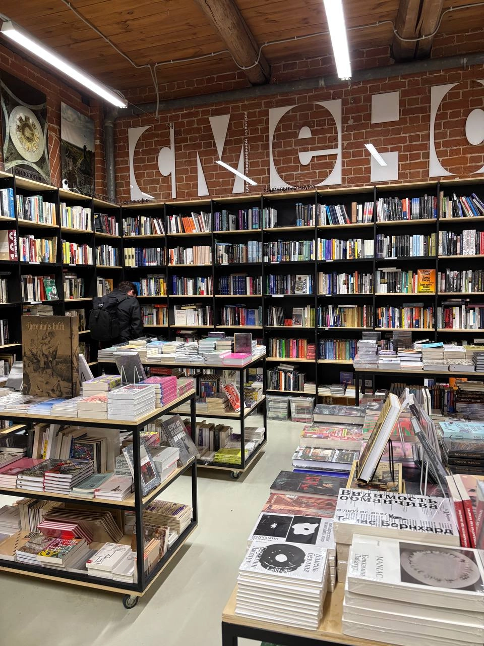 Подписные издания в Питере принято считать эталоном книжного магазина в нашей стране, местом, которое воплотило в реальность ту самую магию книжного мира, который так влечет чтецов разного уровня | Сетка — новая социальная сеть от hh.ru