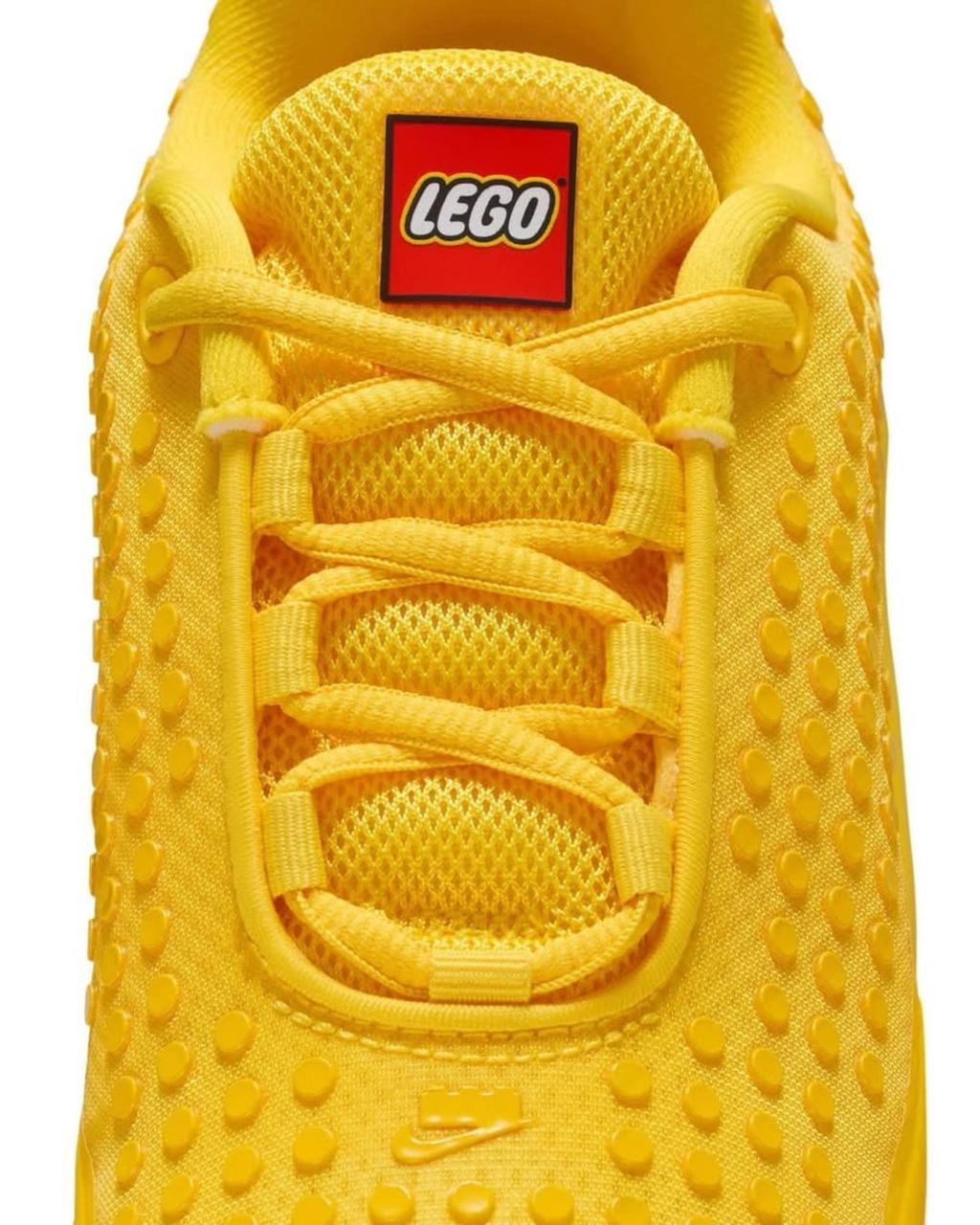 В конце лета 2024 года Nike и LEGO объявили о долгосрочном партнёрстве. И вот, почти год спустя, появились первые данные о коллаборации.
Первой моделью в рамках сотрудничества стала Air Max DN | Сетка — новая социальная сеть от hh.ru