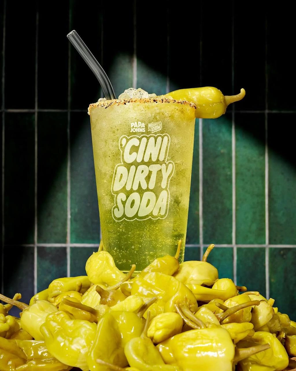 Ого, Papa John’s выкатил ОСТРУЮ газировку MountainDew с перцем. Напиток доступен только для 18+ юзеров с бонусной картой, а в составе у него только хорошие вайбы и немного «пеппероничини» | Сетка — новая социальная сеть от hh.ru