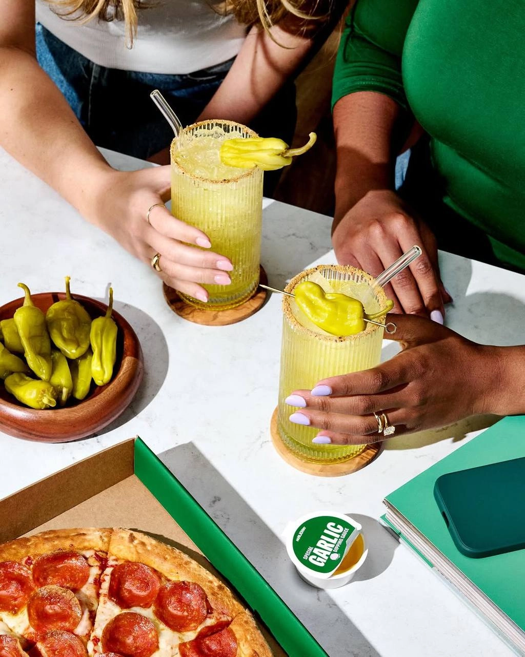 Ого, Papa John’s выкатил ОСТРУЮ газировку MountainDew с перцем. Напиток доступен только для 18+ юзеров с бонусной картой, а в составе у него только хорошие вайбы и немного «пеппероничини» | Сетка — новая социальная сеть от hh.ru