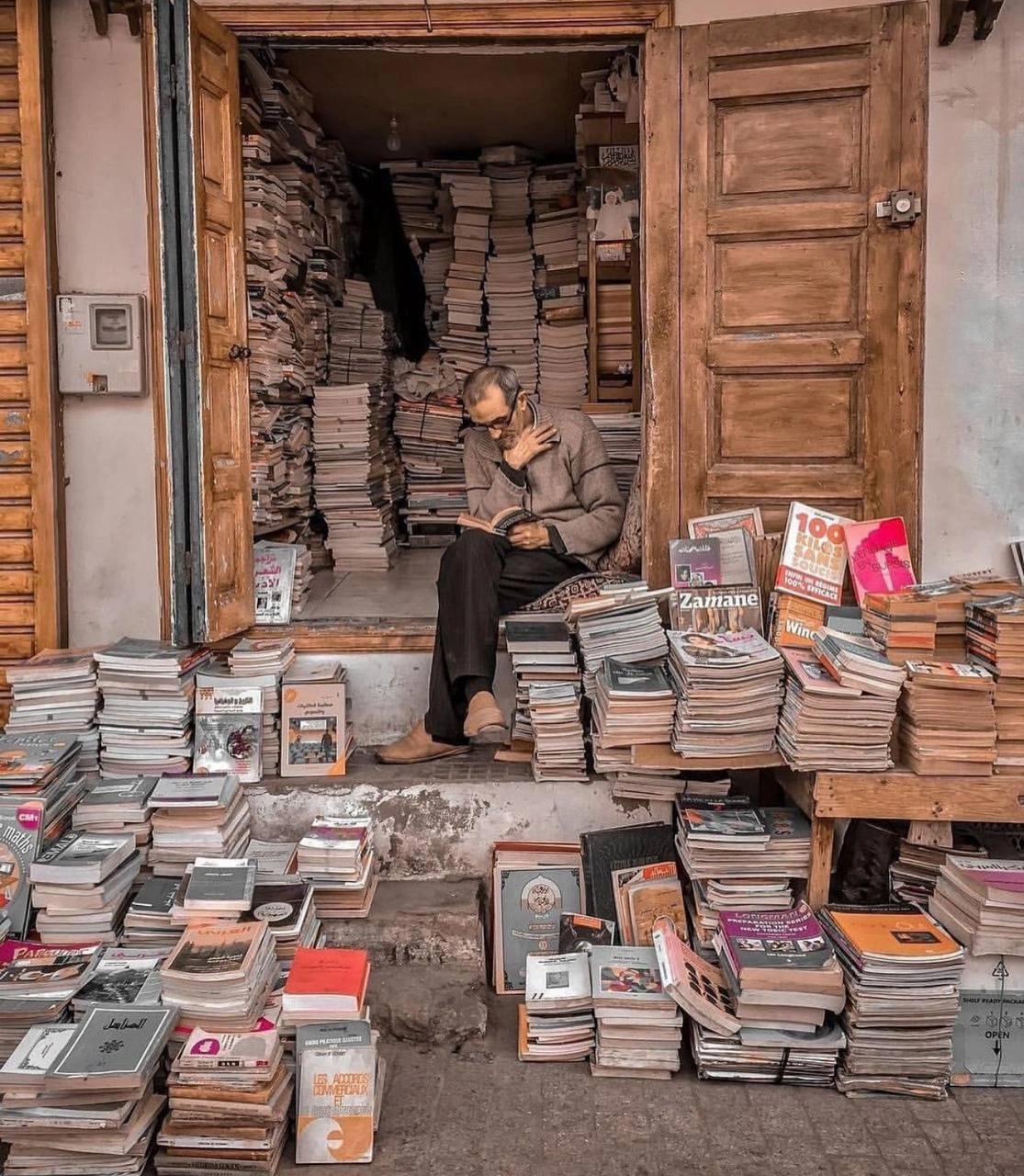 те, кто не умеет читать, не воруют книги, а те, кто умеет читать, не воры
На днях прочитала историю самого долгого книготорговца в Рабате, Марокко. И она меня как-то тронула | Сетка — новая социальная сеть от hh.ru