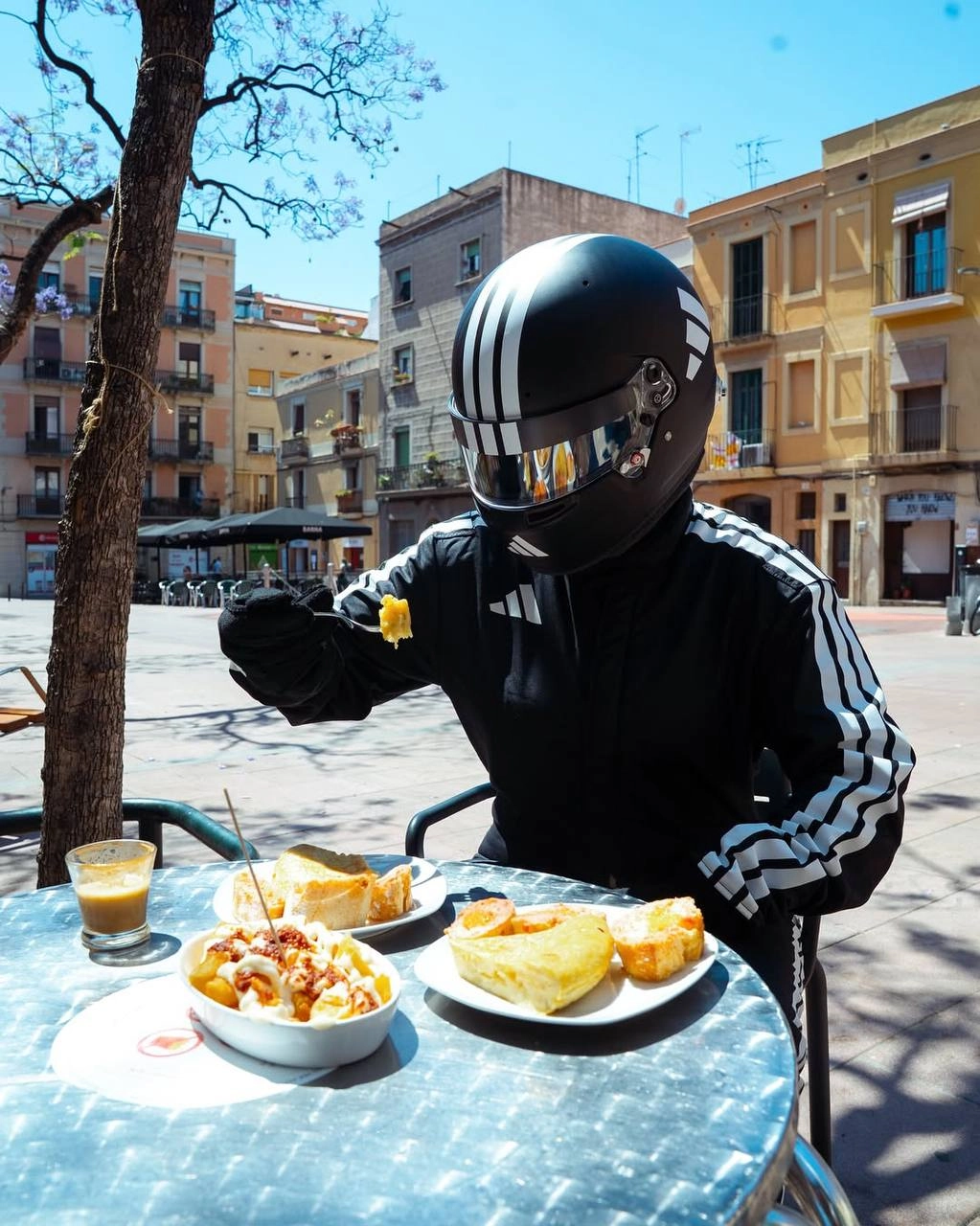 #Артем Разрывает шаблоны. 
Скоро старт гран-при F1 в Испании. И adidas подчеркивает свое присутствие на турнире колоритной съемкой через разрыв шаблона | Сетка — социальная сеть от hh.ru