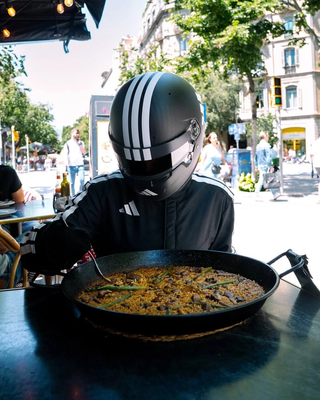 #Артем Разрывает шаблоны. 
Скоро старт гран-при F1 в Испании. И adidas подчеркивает свое присутствие на турнире колоритной съемкой через разрыв шаблона | Сетка — социальная сеть от hh.ru
