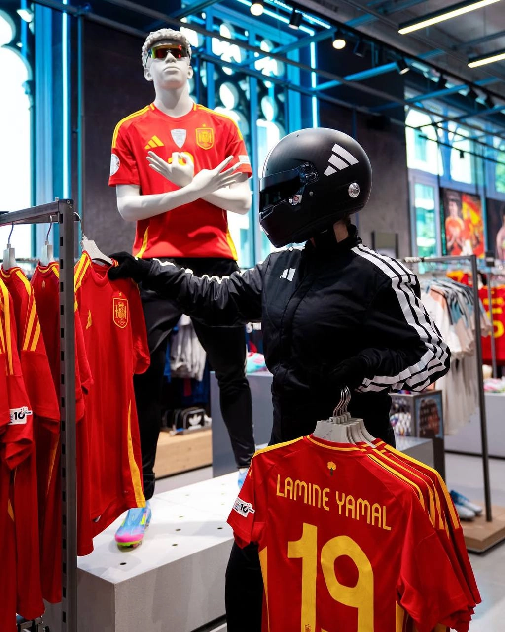 #Артем Разрывает шаблоны. 
Скоро старт гран-при F1 в Испании. И adidas подчеркивает свое присутствие на турнире колоритной съемкой через разрыв шаблона | Сетка — социальная сеть от hh.ru