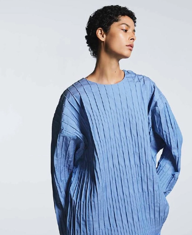 Минималистично геометричное #вдохновение от #IsseyMiyake 🤩
Моя мечта - заполучить сумочку #baobao и часы серии “f” с 24-часовым циферблатом 🥹
// шмот, конечно же, хочу просто весь 😂
#fashion #pleats #... | Сетка — новая социальная сеть от hh.ru