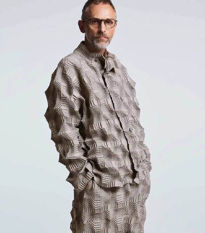 Минималистично геометричное #вдохновение от #IsseyMiyake 🤩
Моя мечта - заполучить сумочку #baobao и часы серии “f” с 24-часовым циферблатом 🥹
// шмот, конечно же, хочу просто весь 😂
#fashion #pleats #... | Сетка — новая социальная сеть от hh.ru