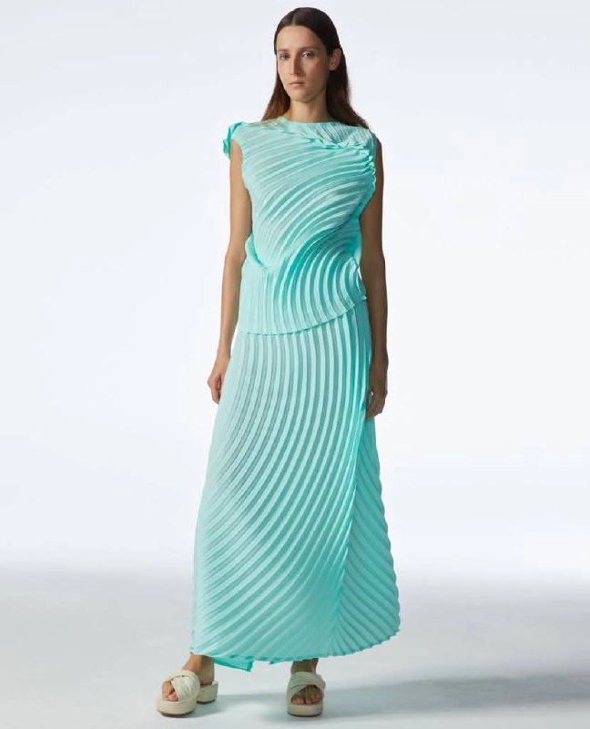 Минималистично геометричное #вдохновение от #IsseyMiyake 🤩
Моя мечта - заполучить сумочку #baobao и часы серии “f” с 24-часовым циферблатом 🥹
// шмот, конечно же, хочу просто весь 😂
#fashion #pleats #... | Сетка — новая социальная сеть от hh.ru