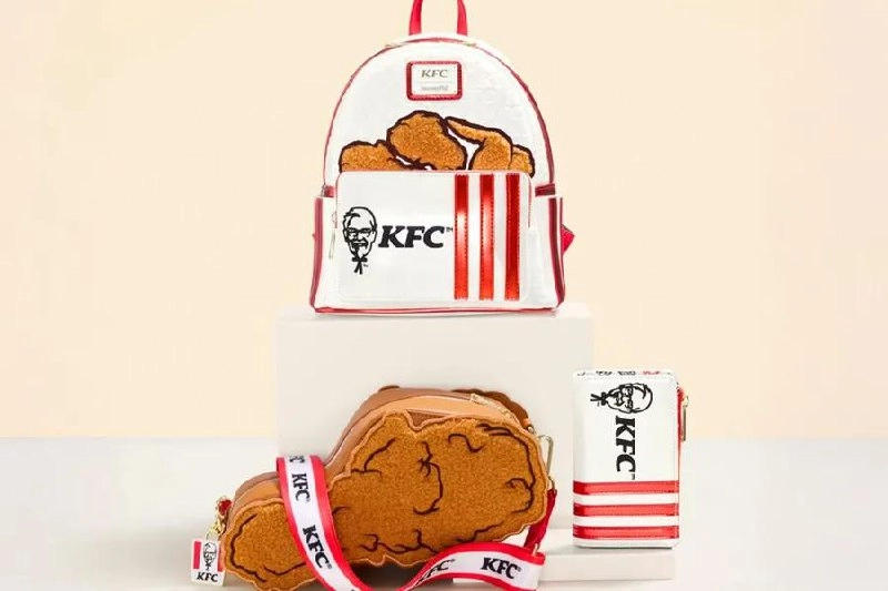 Духи, свечки, палетки, а теперь и рюкзаки и кошельки от брендов. KFC и Loungefly выпустили коллаборацию, посвященную, ясное дело, жареной курочке и полковнику Сандерсу | Сетка — новая социальная сеть от hh.ru