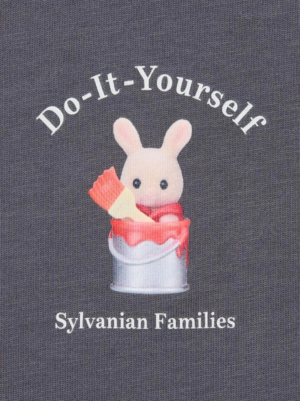 Uniqlo выпустит коллабу c японскими игрушками Sylvanian Families. В дропе — несколько милых футболок, продажи стартуют в августе.
не хватает только мемных фраз вроде «пакеда, фуфелы» 😵 | Сетка — новая социальная сеть от hh.ru