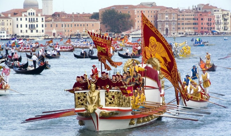 Best Summer Events 2025
Decorated Boats on the Grand Canal in Venice for the "Historical Regatta" which takes place each September | Сетка — новая социальная сеть от hh.ru