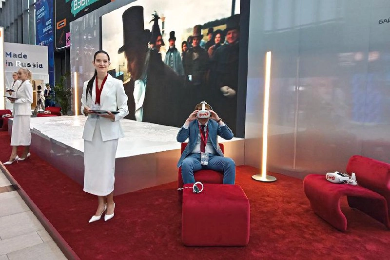 🚀Тренды ПМЭФ 2015-2025
Вчера стартовал самый важный форум в году – и мы традиционно отправимся в Питер реализовывать несколько проектов | Сетка — новая социальная сеть от hh.ru