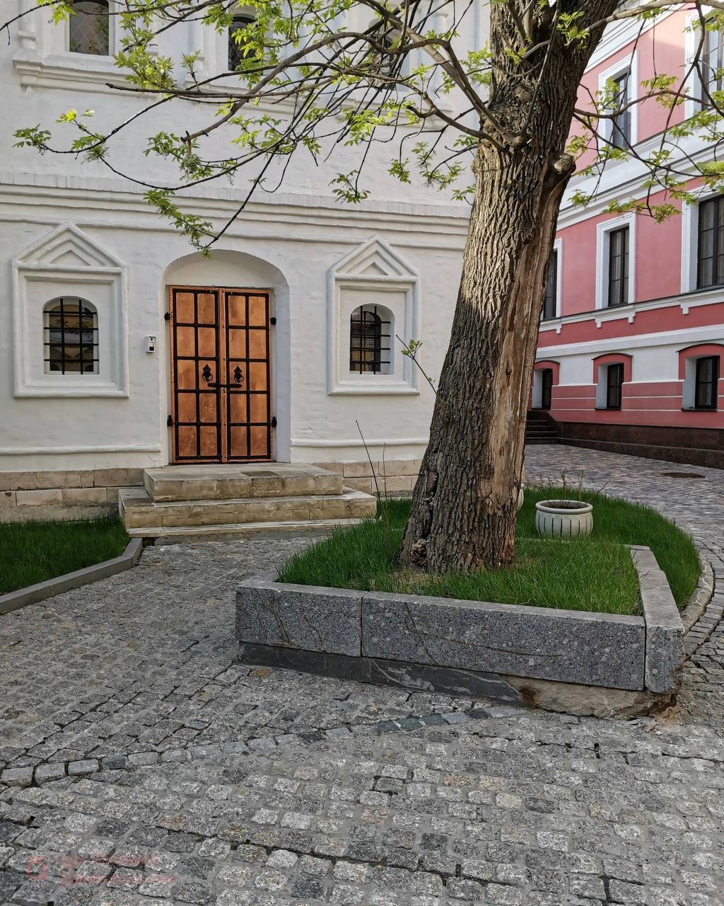 🏛️ Терем во дворах улицы Кузнецкий Мост
Можно увидеть белокаменные палаты Тверского подворья. Удивительная архитектура XVII века напоминает старинный терем или сказочный замок. 
📍ул | Сетка — социальная сеть от hh.ru