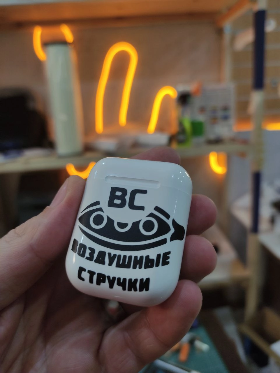 Воздушные стручки
Почему все игнорят тот факт, что названия фирм на английском звучат как полный пиздец, если их перевести на русский?
Смотри: Эйрподс — это, блять, “воздушные стручки” | Сетка — новая социальная сеть от hh.ru