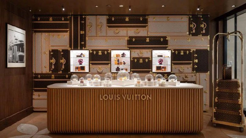 Louis Vuitton показал, как надо делать магазины, если ты люксовый бренд.
Они построили громадный круизный лайнер прямо посреди площади Taikoo Hu в Шанхае | Сетка — новая социальная сеть от hh.ru