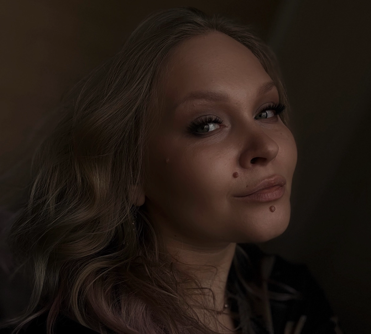 Лидия, 32 года.
Графический и веб-дизайнер. Начинала с графики, потом смм и видеомонтаж, управление.
Обучилась UX/UI, поэтому обладаю многосторонним видением проектов | Сетка — новая социальная сеть от hh.ru