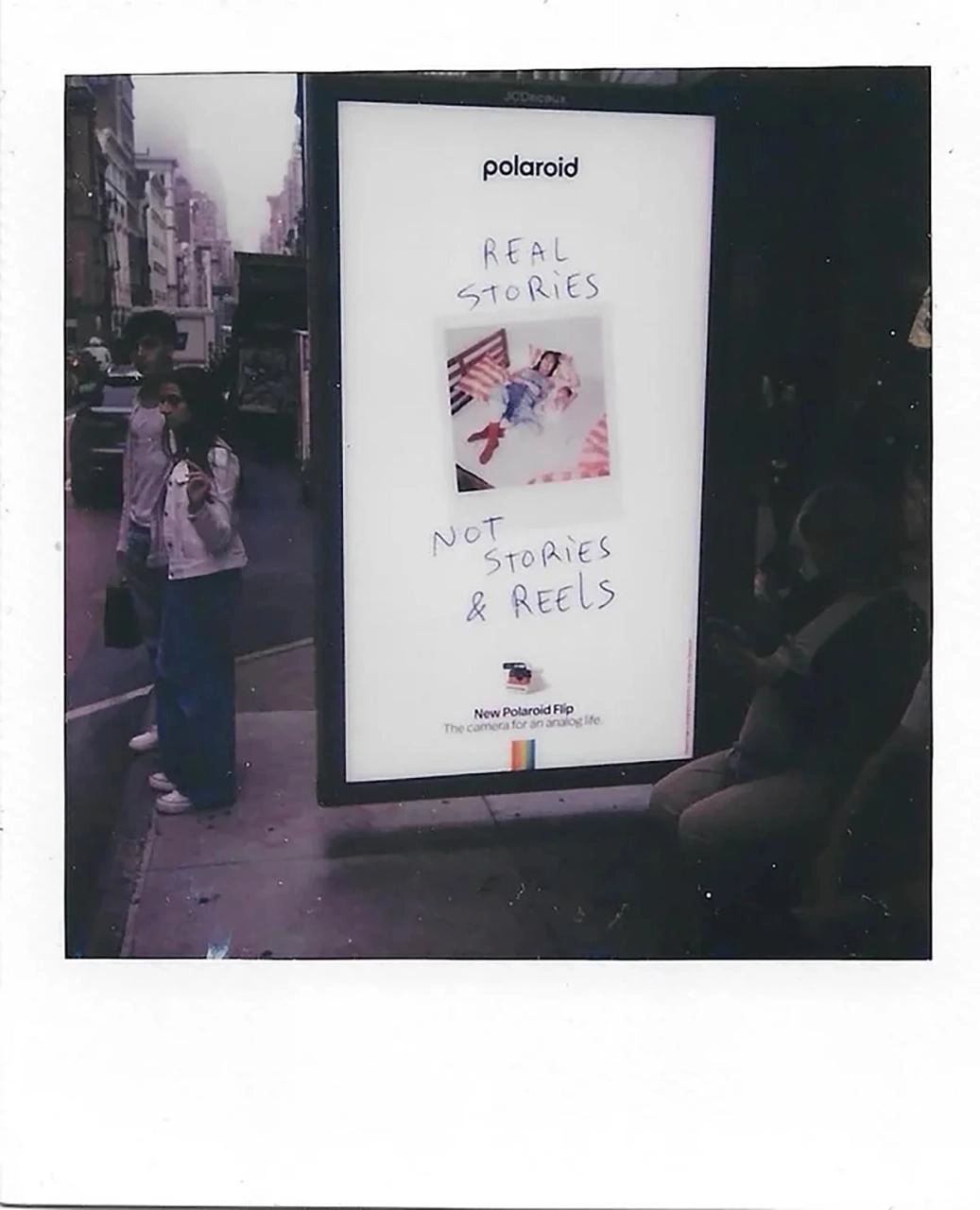 Классная кампания от Polaroid. Они запустили наружку с призывом вернуться к настоящему. Слоган кампании так и звучит: «Вернёмся к реальному» | Сетка — новая социальная сеть от hh.ru